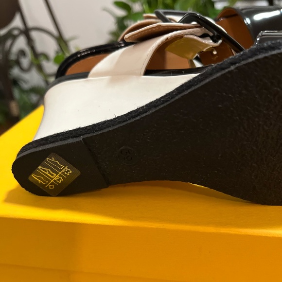FENDI NIB AUTHENTIC WHITE & BLACK GENUINE PATENT LEATHER WEDGE HEEL SANDALS - Picture 9 of 17